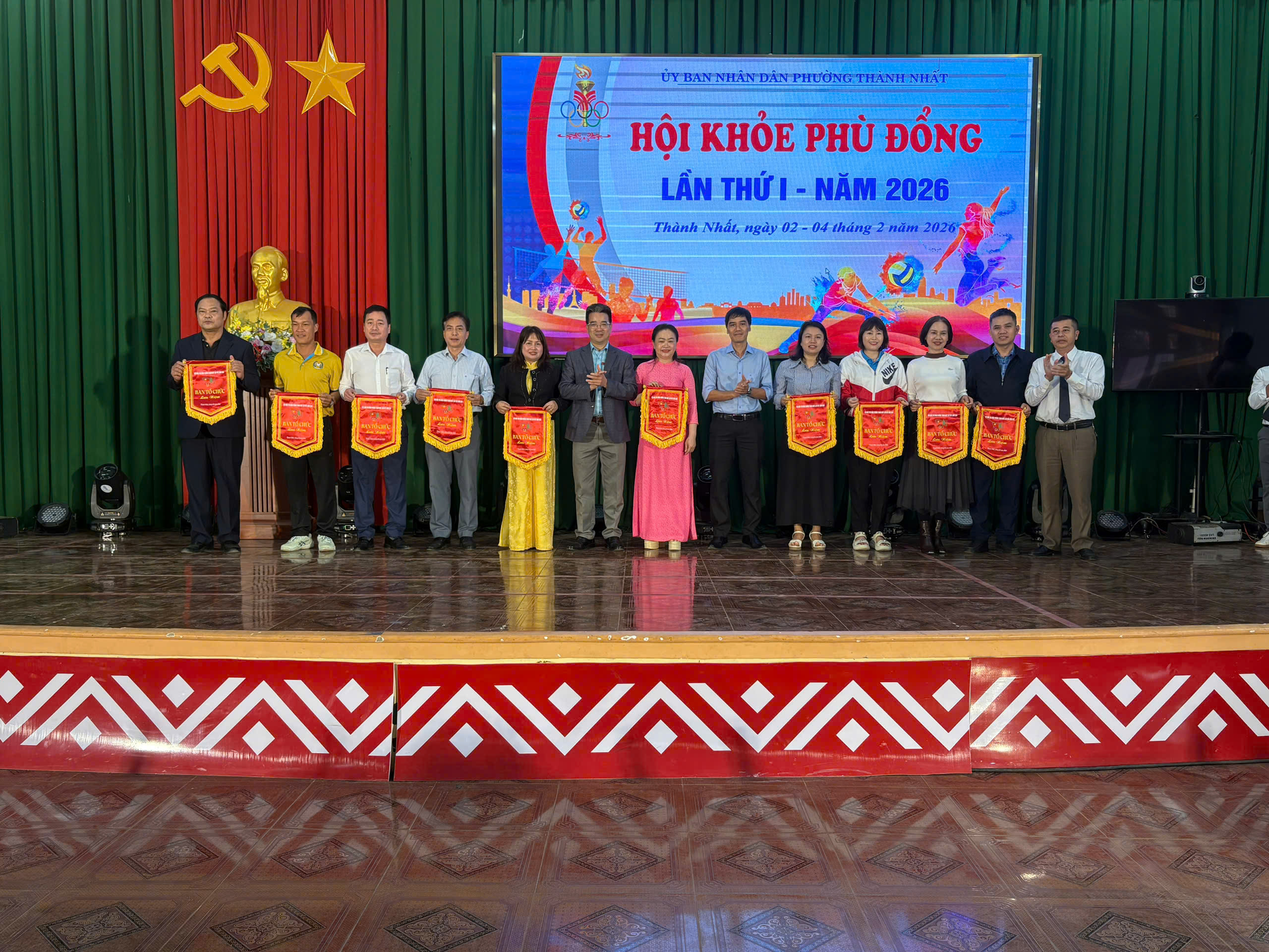 trao cờ lưu niệm